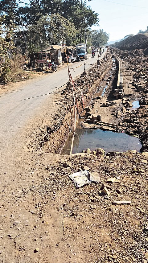 रस्ता खणल्याने वाहतूक विस्कळित