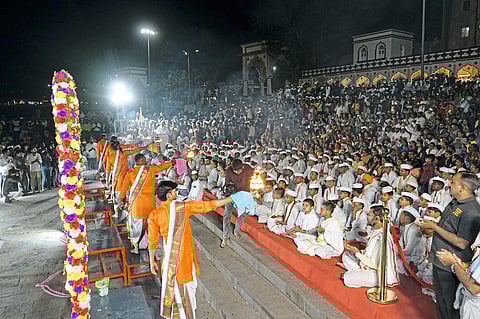 इंदारयणीतीरी आरतीचा नयनरम्य सोहळा