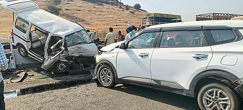 शिरवळ - दोन्ही कारचा अपघात - १ ठार ७ जखमी .