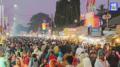 Devotees offering gulal and flowers at Shri Samarth Ramdas Maharaj’s Samadhi in Gondavle amid severe cold.