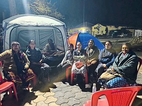 इव्हीएमच्या सुरक्षेसाठी महिलांचा जागता पहारा