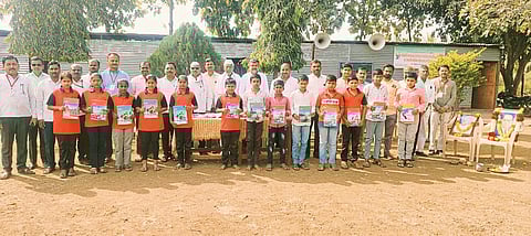 आदर्श मुख्याध्यापकाच्या पुण्यतीथी निमीत्त वहया वाटप