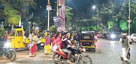 बेकायदा आठवडे बाजारामुळे वाहतूक कोंडी