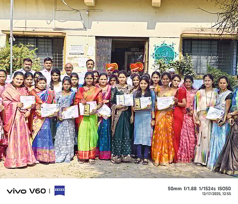 इनामगावातील महिलांना आरी वर्क प्रशिक्षण