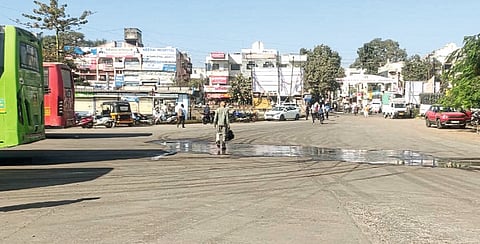 सासवड बसस्थानकात सांडपाण्यामुळे दुर्गंधी
