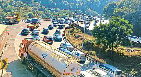 ‘वीकएंड’ मुळे बोरघाटात वाहनांच्या लांब रांगा; पुन्हा वाहतूक कोंडी