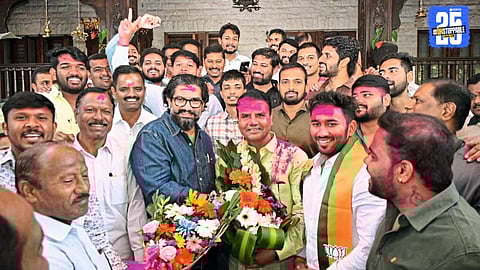 Minister Shivendrasinhraje welcoming two independent councillors after they extended support to the BJP in Satara.