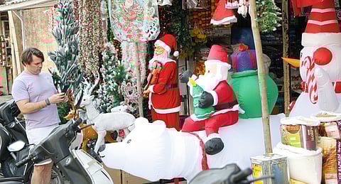 ख्रिसमसनिमित्त बाजारपेठेत उत्साह (फोटो फिचर)