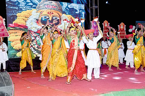 राजुरी येथील विद्यालयात
कला महोत्सवाचा जल्लोष