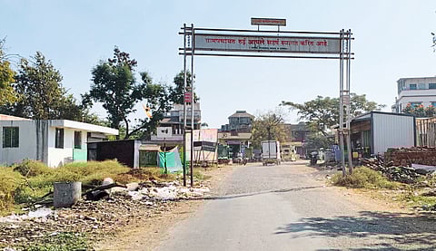 रुईच्या प्रवेशद्वारापाशी कचऱ्याचा ढीग