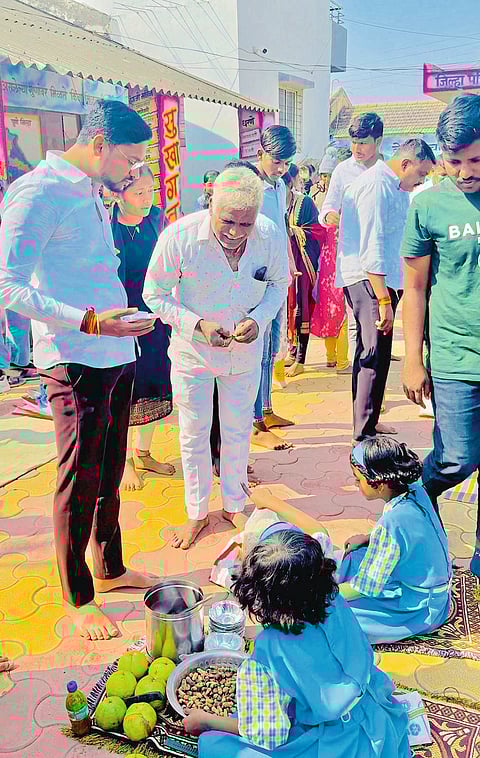 सुकलवाडी शाळेमध्ये भरला आठवडे बाजार