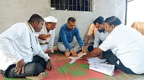 रोपळेला मिळाला शेतरस्त्यांचा वारसा . . . ! वर्धापनदिन लेख