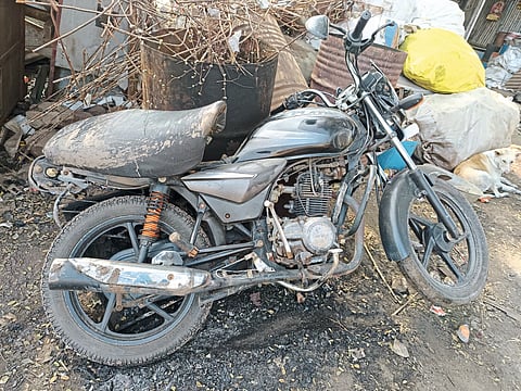 उंब्रज येथे डंपरचे चाक युवकाच्या पायावरुन गेले