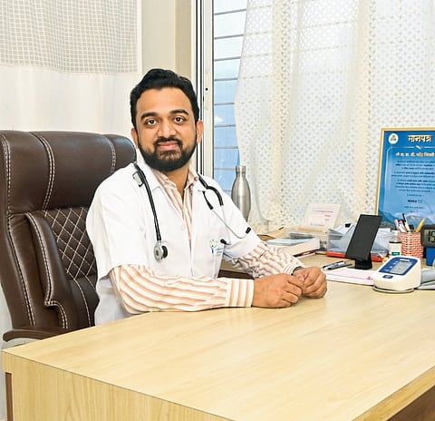 पर्यटन प्रवासात नवजीवनाचा जन्म रोहावरून महाबळेश्वरकडे येणाऱ्या मिनीबसमध्ये महिलेला प्रसूतीच्या कळा; कुंभरोशी येथील डॉक्टरांच्या तत्परतेमुळे आई-बाळ सुखरूप