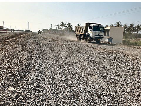 निमगावात रस्त्याच्या अपूर्ण
कामाने नागरिक त्रस्त