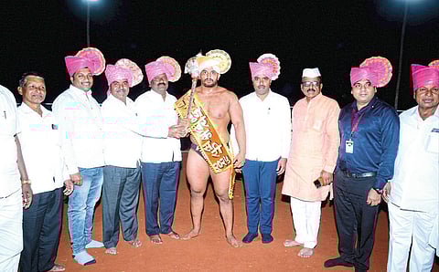 जयदीप पाटील सुवर्णयुगेश्वर केसरीचा मानकरी