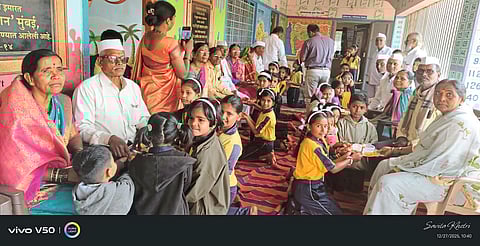 वडगाव आनंद येथील शाळेत
आजीआजोबांसोबत एक दिवस