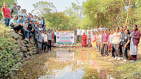 बहिरवाडीत श्रमदानातून बांधले बंधारे