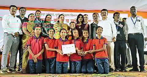 पोवाडा गायन स्पर्धेत
मळवंडी ढोरे शाळेचे यश