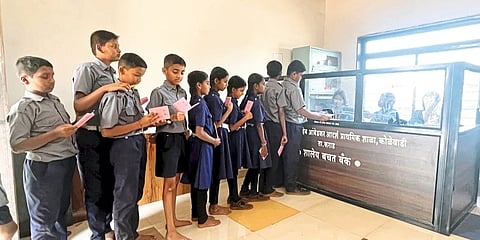 विंग. कोळेवाडी जिल्हा परिषदेच्या शाळेत बालबचत बँकेचा नाविन्यपूर्ण उपक्रम