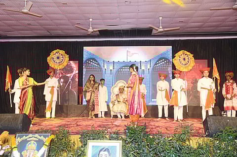 ज्ञानराज स्कूलमध्ये
स्नेहसंमेलन उत्साहात