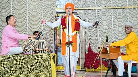 शरीरावर प्रेम करण्यापेक्षा भगवंतावर प्रेम करा