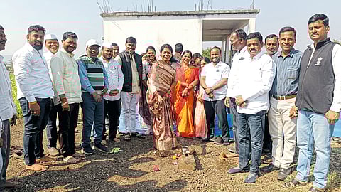 कान्हेवाडी बुद्रुक शाळेत
वर्ग खोल्यांचे भूमिपूजन