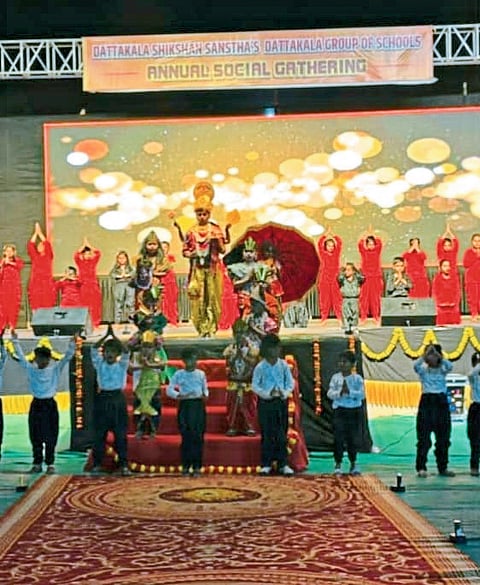 ‘दत्तकला’च्या विद्यार्थ्यांकडून
रामायणाचे सादरीकरण