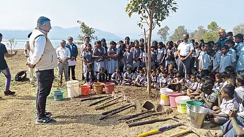 आलमे येथे श्रमदानातून नव वर्षाचे स्वागत