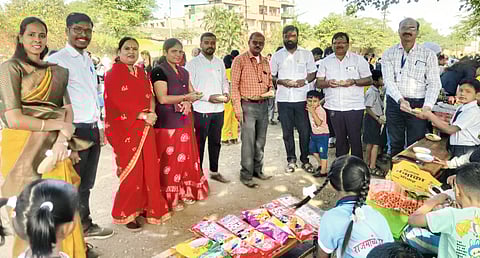 विद्यार्थ्यांच्या आनंद बाजाराला
उत्स्फूर्त प्रतिसाद