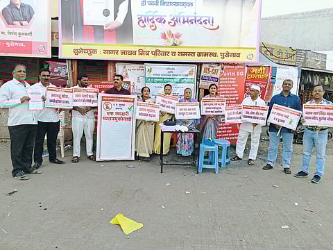 पुसेगावात दुध वाटपाने व्यसनमुक्तीचा संदेश