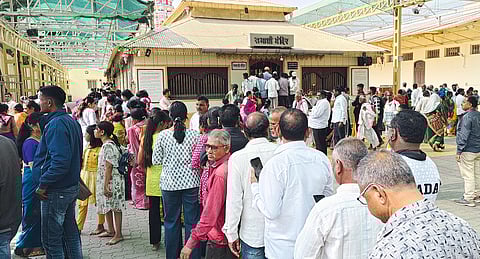 गोंदवल्यात भाविकांची गर्दी