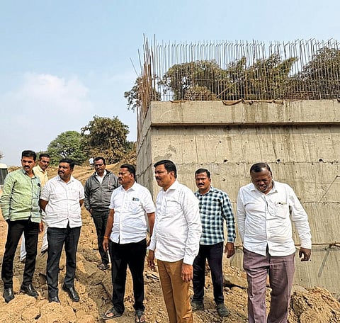 पिंपोडे बुद्रुक आमदारांनी केली पुलाची पाहणी