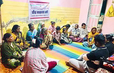 इंदिरानगर येथील वस्तीवर प्रौढ साक्षरता वर्ग सुरू