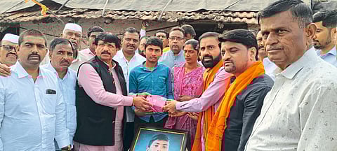 पिंपरखेड येथे अश्रूंनी ओथंबलेल्या घरांना आधार