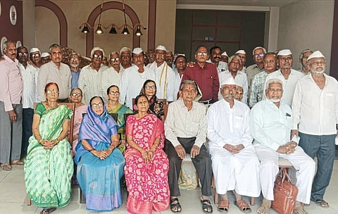 जनता विद्यालयातील 1972- 73 सालच्या जुनी अकरावी बॅचचे तिसरे स्नेहसंमेलन उत्साहात साजरे ; त्रेपन्न वर्षानंतर वर्गमित्र आले एकत्र