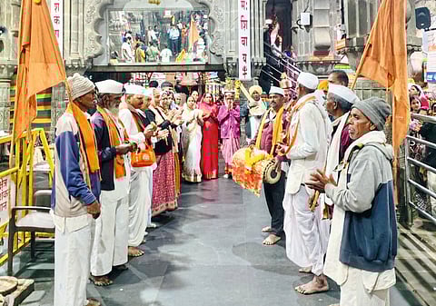 भीमाशंकर येथून पायी दिंडी
पालखी त्र्यंबकेश्वरकडे मार्गस्थ