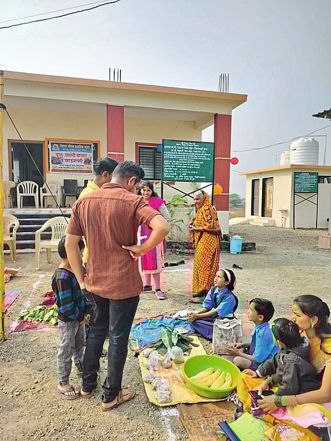 बेल्हे येथे इंदिरानगरच्या प्राथमिक शाळेत आनंदी बाजार