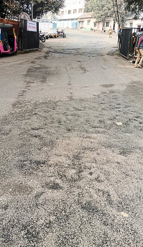 निगडी बस आगारासमोरचे धोकादायक खड्डे बुजविले