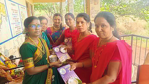 संक्रातीचे वाण म्हणून ''श्यामची आई'' पुस्तक भेट