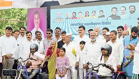 भरणेवाडीमध्ये दिव्यांग, वयोश्रींना साहित्य वाटप