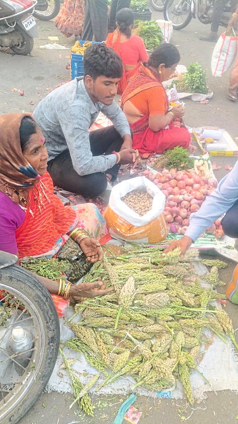 इंदापुरातील आठवडे बाजारात
संक्रांतीसाठी भाज्यांना मागणी