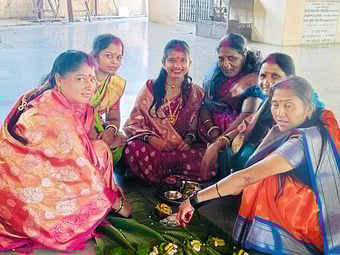 मकर संक्रांतीनिमित महिलांनी एकमेकींच्या ओटीत ववसा घातला