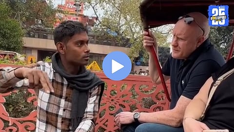 A rickshaw driver from Old Delhi confidently explains the local market in fluent English to foreign tourists, leaving social media users impressed.