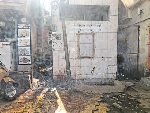 पाचगणी : स्वच्छतेत देशात अव्वल असलेल्या पाचगणीच्या मुख्य बाजारपेठेत घाणीचे साम्राज्य; सार्वजनिक मुतारीचे पाणी रस्त्यावर!