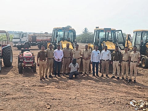 शेतकऱ्यांची जेसीबी लुबाडणाऱ्या चौघांचा पर्दाफाश