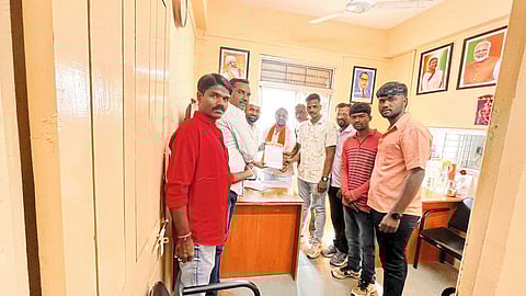 मलकापूर नगराध्यक्षांना कोल्हाटी समाजाचे निवेदन