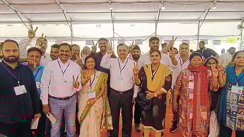 बहुमत कुणालाच नाही, सत्तासमीकरणांची धावपळ