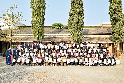 आळे ‘ज्ञानमंदिर’ला
ग्रेड चित्रकलेत यश