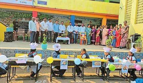 मैंदर्गी (ता. अक्कलकोट) येथील जिल्हा परिषद प्राथमिक कन्नड मुलींच्या शाळेत बाल आनंद मेळाव